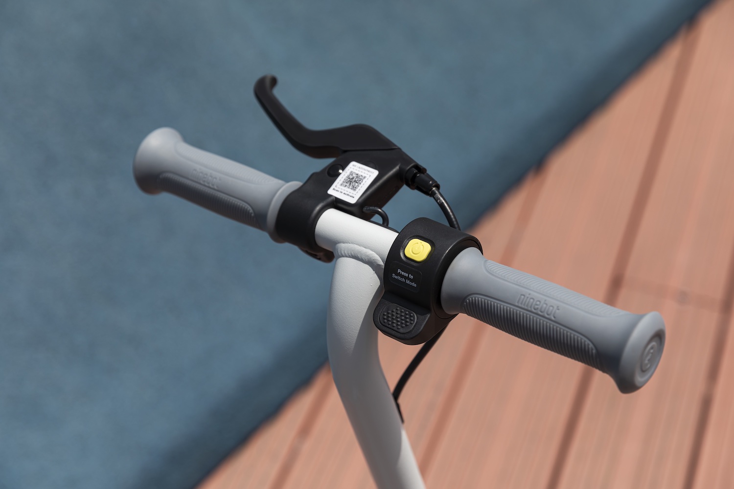 Ninebot KickScooter ZING C8-C10_Lifestyle picture_Handlebar